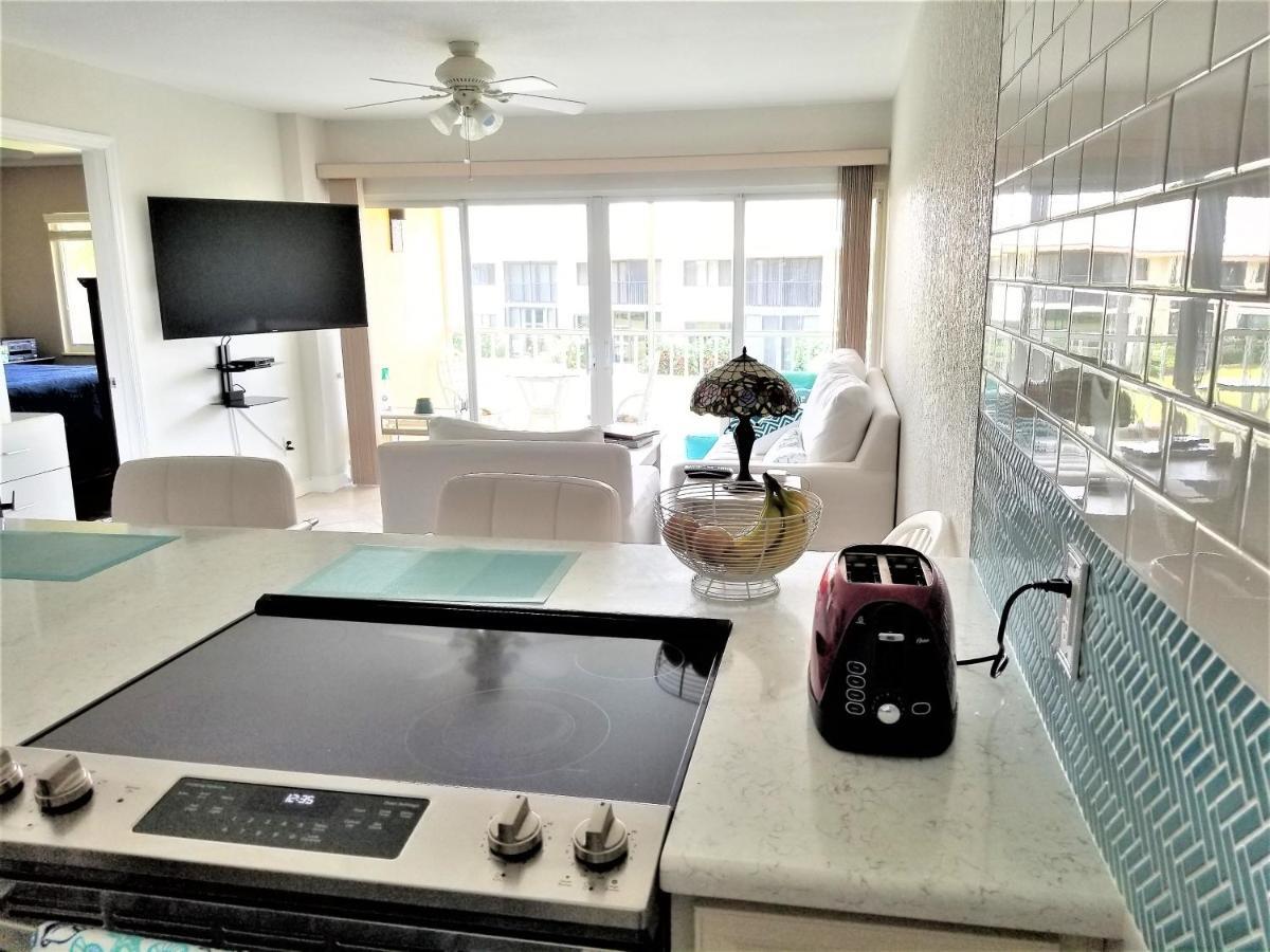 Apartment Getaway - Ocean Beach, Tennis, Golf, Pool With Tiki Bar Fort Pierce